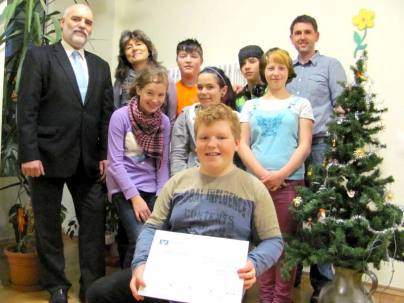 Herr Dr. Landmann, Erzieher und Kinder Herr Dr. Landmann und Erzieher und Kinder des Kinder- und Jugendheims